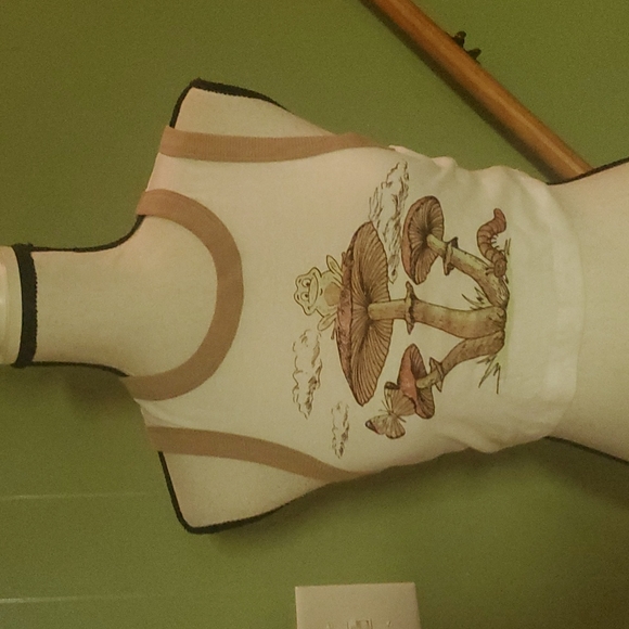 social scene Tops - Cropped frog on toadstool top